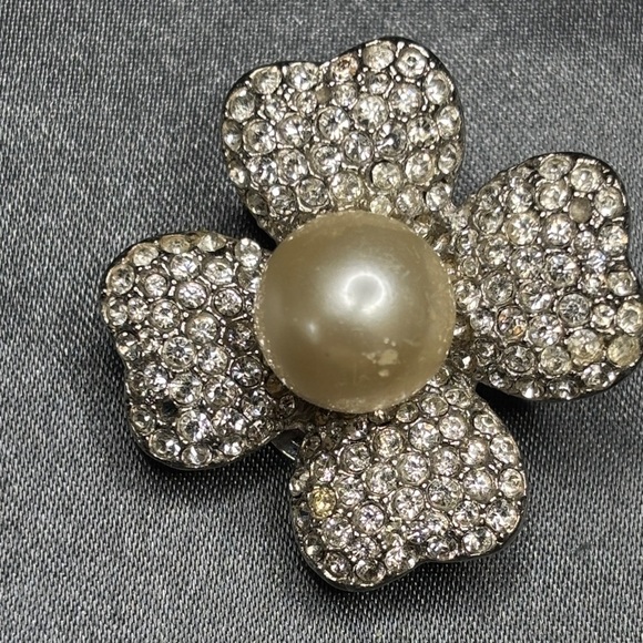 Kenneth Jay Lane Silver and Cream Floral Earrings - Picture 4 of 6